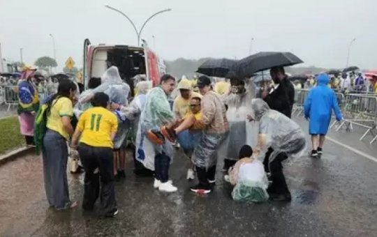 Mulher ferida após queda de raio em caminhada de Nikolas Ferreira está internada na UTI