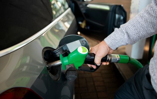 Homem abastecendo carro 