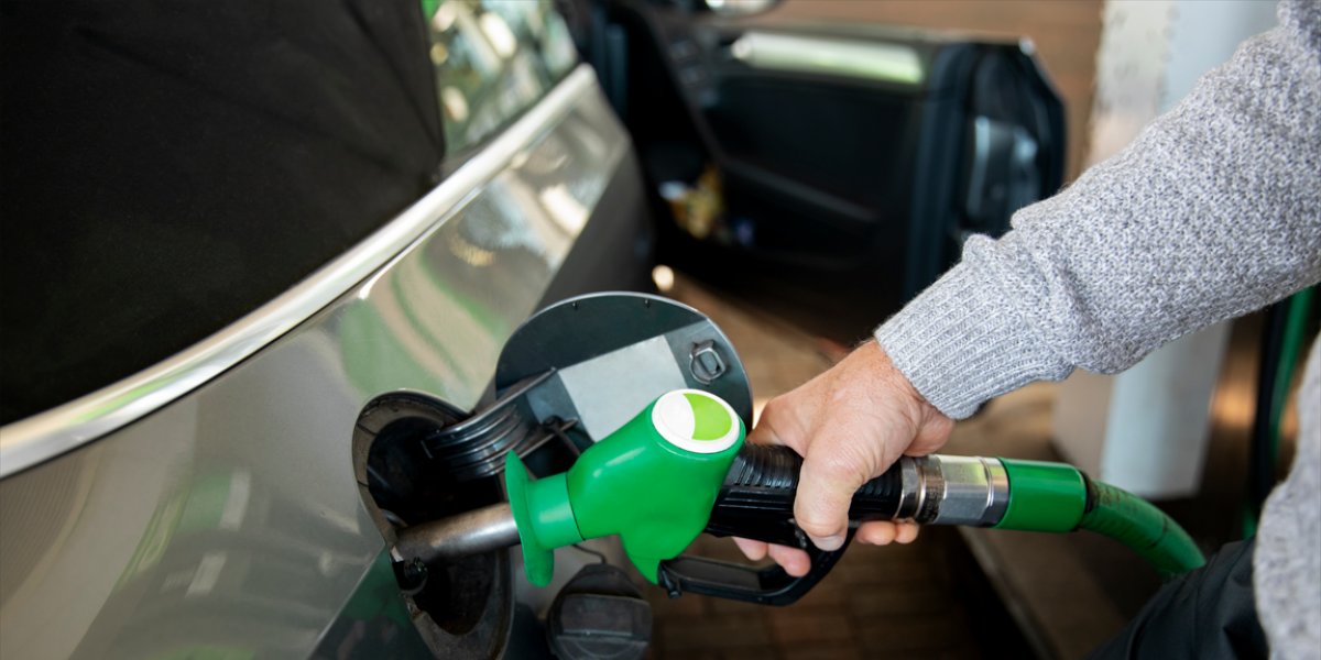 Homem abastecendo carro 