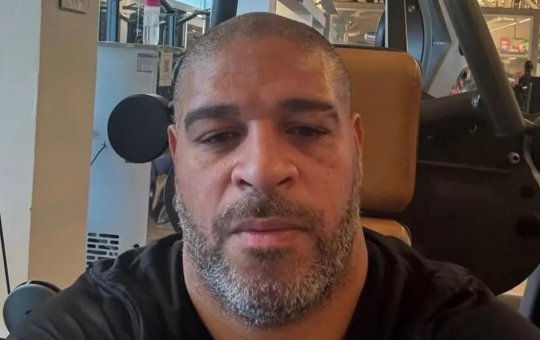 Mãe de Adriano Imperador cai em golpe com celular e ex-jogador faz alerta nas redes