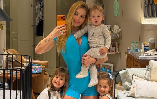 Após alguns dias longe, Virginia recebe os filhos na porta de casa