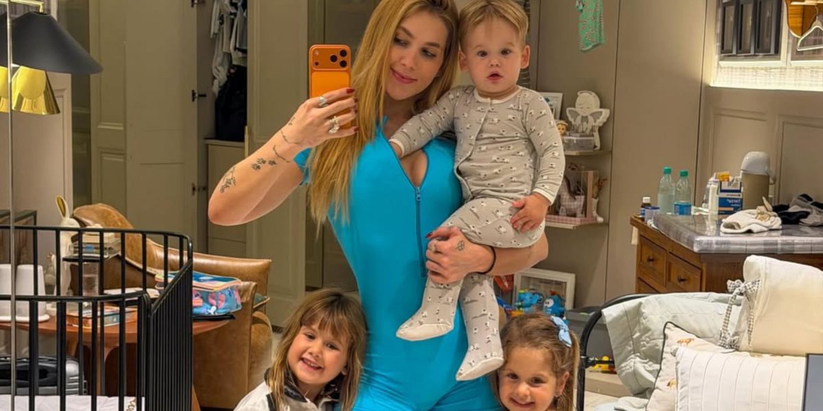 Após alguns dias longe, Virginia recebe os filhos na porta de casa