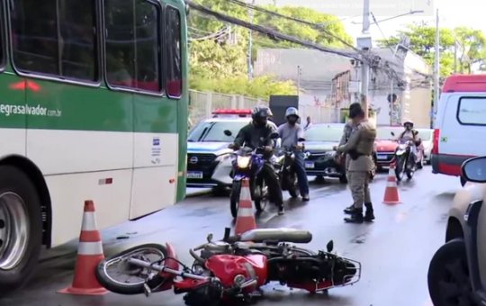 Homem morre após cair de moto e ser atingido por ônibus da Ufba em Salvador