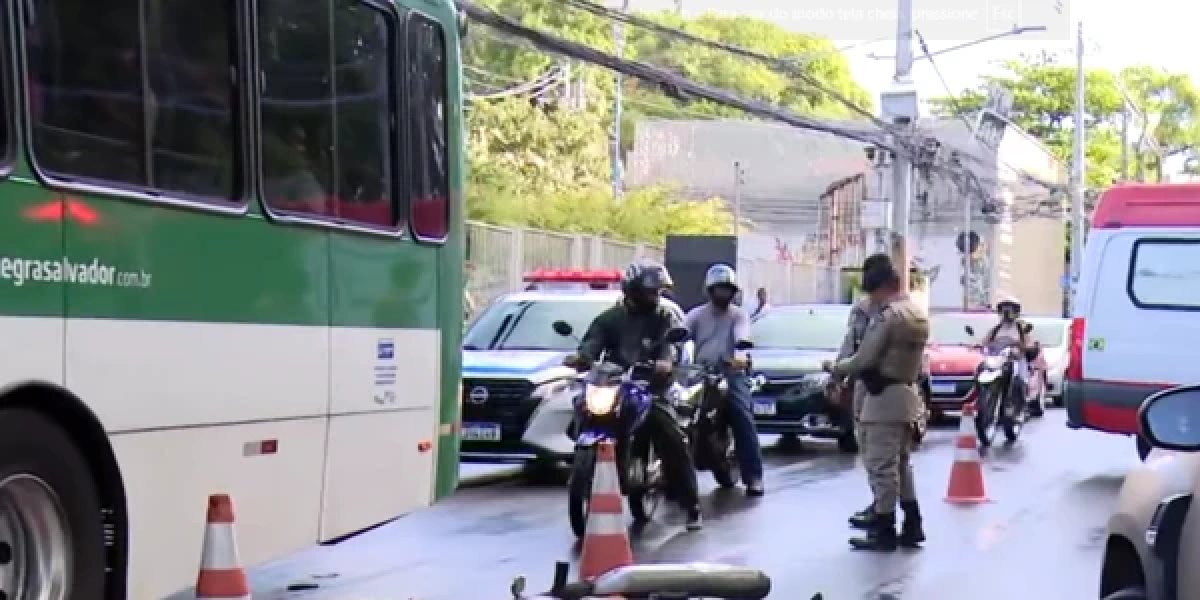 Homem morre após cair de moto e ser atingido por ônibus da Ufba em Salvador