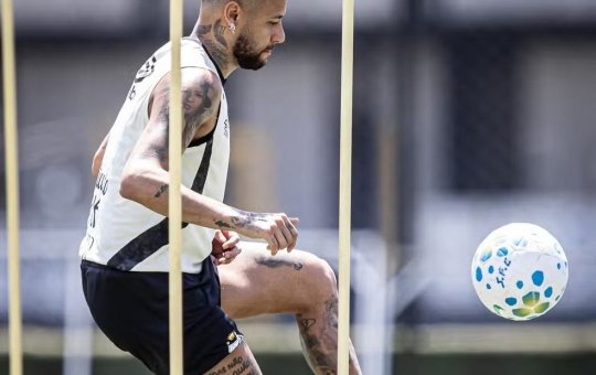 Neymar volta a trabalho com bola após cirgurgia