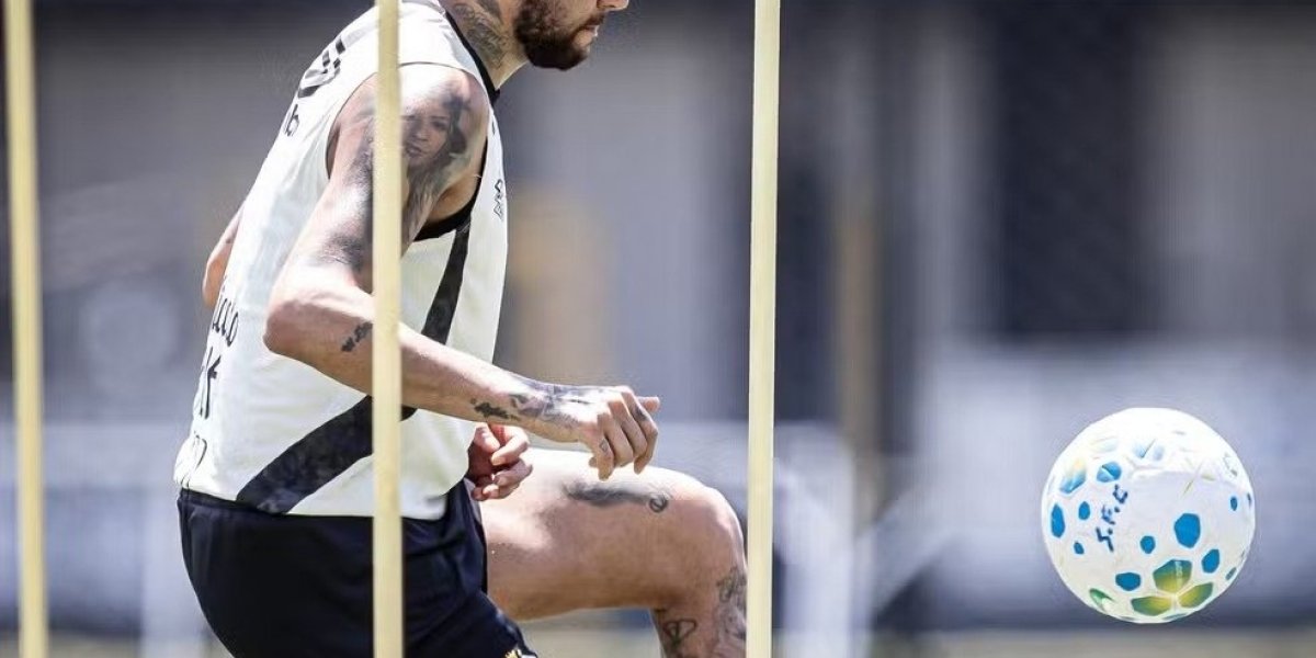 Neymar volta a trabalho com bola após cirgurgia