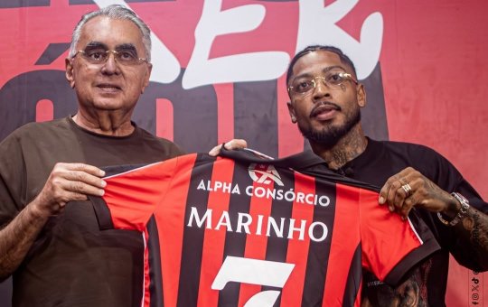 Com festa da torcida, Marinho se emociona durante apresentação no Vitória 'Virei torcedor'