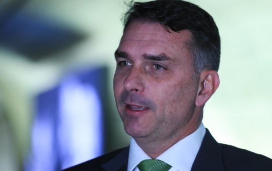 Flávio Bolsonaro fecha acordo com Zema e Ratinho Júnior para possível 2º turno