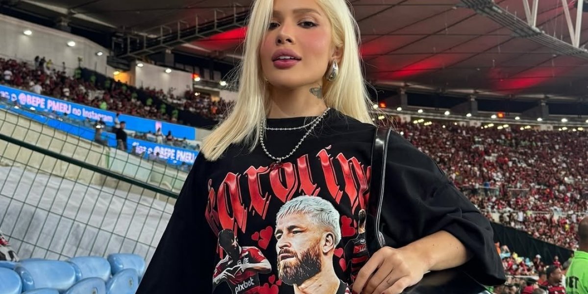 Karoline com uma camisa de Léo Pereira