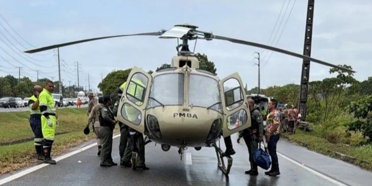 Viatura da Polícia Militar capota em Guarajuba e deixa policial ferido