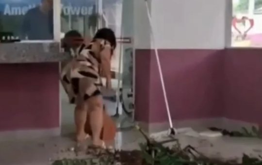 Em momento de revolta, mãe da corretora morta por síndico destrói a portaria do prédio