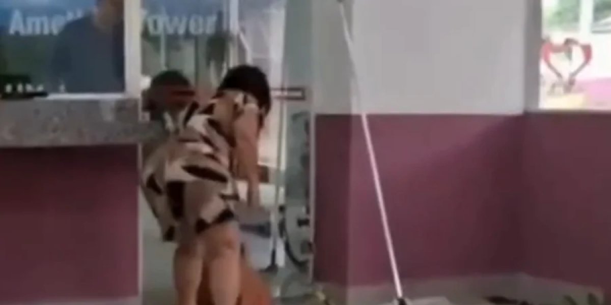 Em momento de revolta, mãe da corretora morta por síndico destrói a portaria do prédio