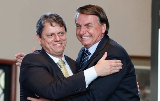Tarcísio visita Bolsonaro pela primeira vez desde início do cumprimento de pena na Papudinha