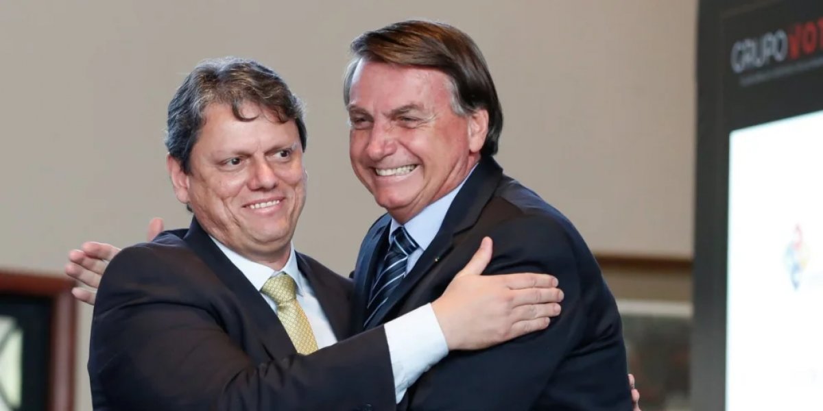 Tarcísio visita Bolsonaro pela primeira vez desde início do cumprimento de pena na Papudinha