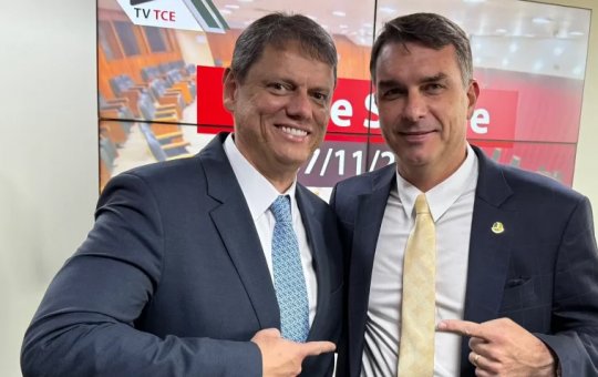 Tarcísio visita Bolsonaro e reafirma apoio a Flávio em outubro
