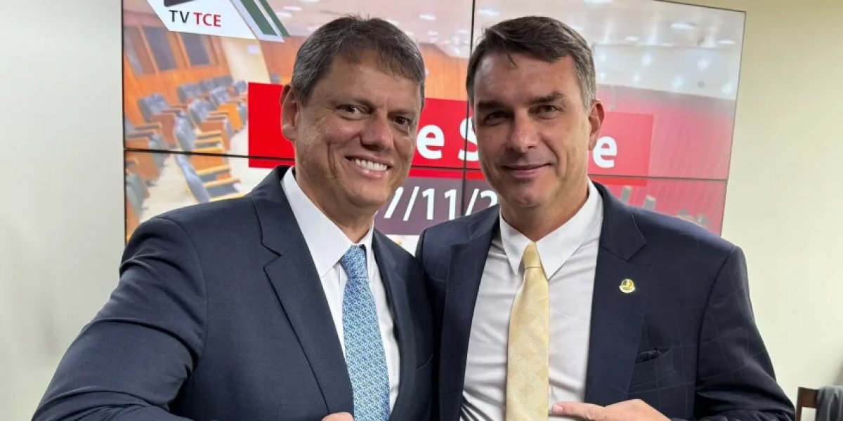 Tarcísio visita Bolsonaro e reafirma apoio a Flávio em outubro