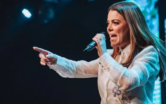 Durante evento profético, Ana Paula Valadão quebra xícara e gera repercussão nas redes sociais sobre mensagens de fé