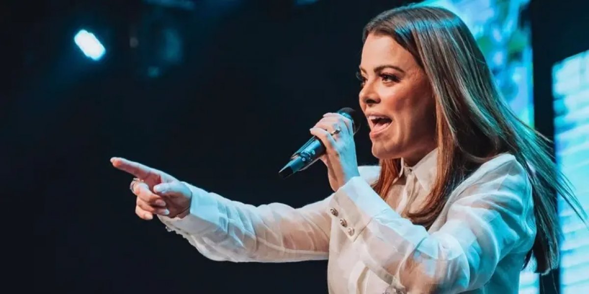 Durante evento profético, Ana Paula Valadão quebra xícara e gera repercussão nas redes sociais sobre mensagens de fé