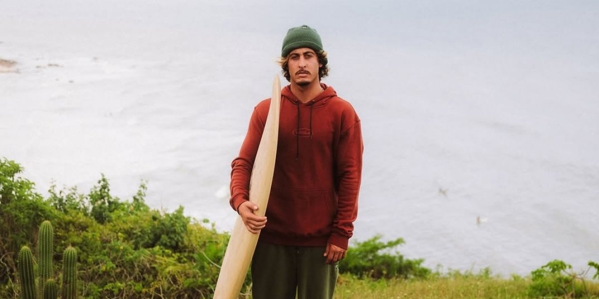 Jovem permaneceu no país após competição de surfe.