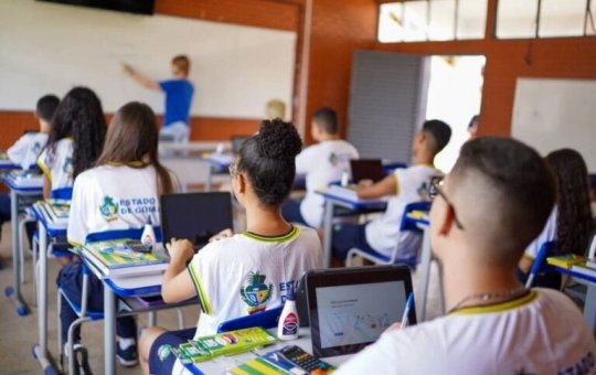 Servidores são suspeitos de desvio de recursos da educação para apostas em jogo do Tigrinho