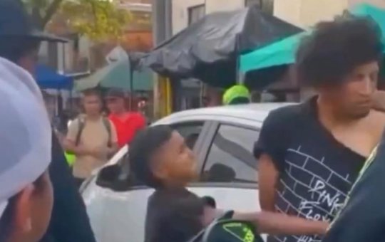 Após furto de bicicleta, menino surpreende policiais e dá tapa em suspeito algemado