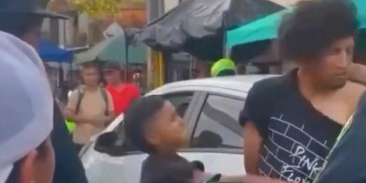 Após furto de bicicleta, menino surpreende policiais e dá tapa em suspeito algemado