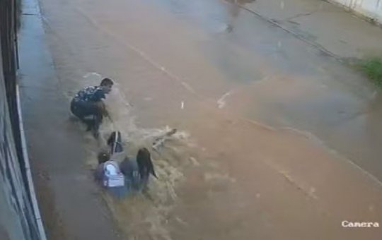 Mulher e sobrinha são levadas por enxurrada durante forte chuva; comerciante tenta ajudar