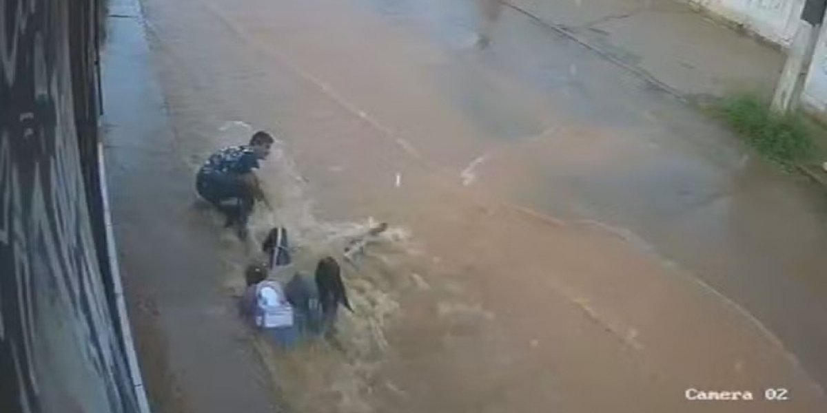 Mulher e sobrinha são levadas por enxurrada durante forte chuva; comerciante tenta ajudar