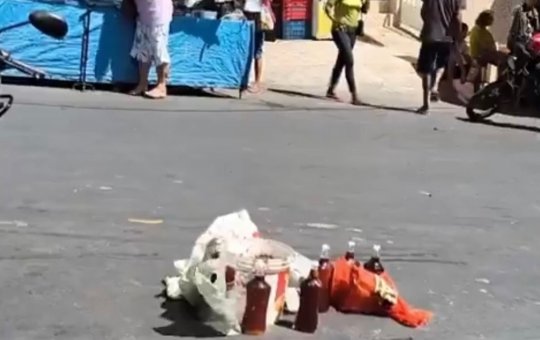 Feirante tenta vender mel, mas é atrapalhado por ataque de abelhas na Paraíba