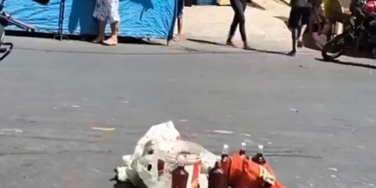 Feirante tenta vender mel, mas é atrapalhado por ataque de abelhas na Paraíba