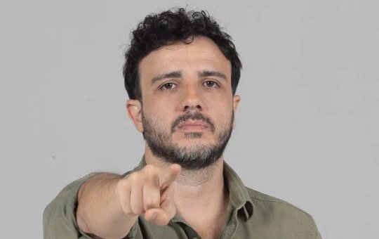 Pré-candidato à Presidência Renan Santos faz declarações agressivas contra Flávio Bolsonaro, dizendo que ele “tem de morrer”