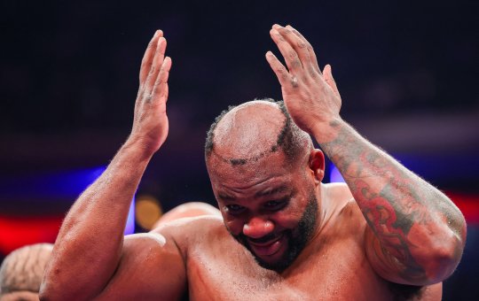 Lutador perde peruca após levar soco e momento viraliza nas redes sociais; confira