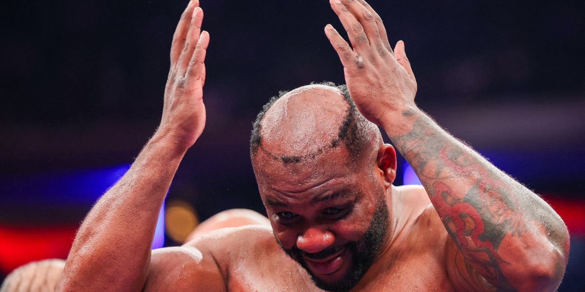 Lutador perde peruca após levar soco e momento viraliza nas redes sociais; confira