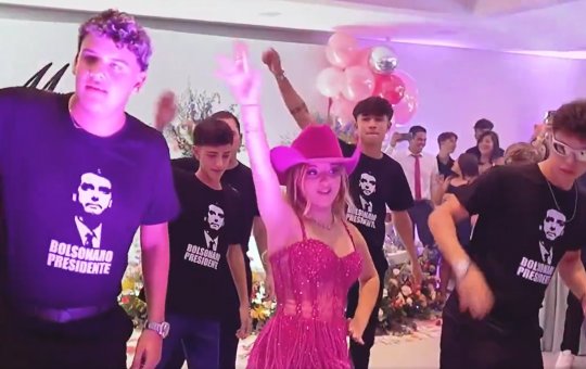 Adolescente faz festa de 15 anos com Bolsonaro como tema; veja vídeo