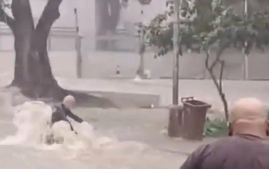 Homem é arrastado por enxurrada durante temporal em Vitória da Conquista