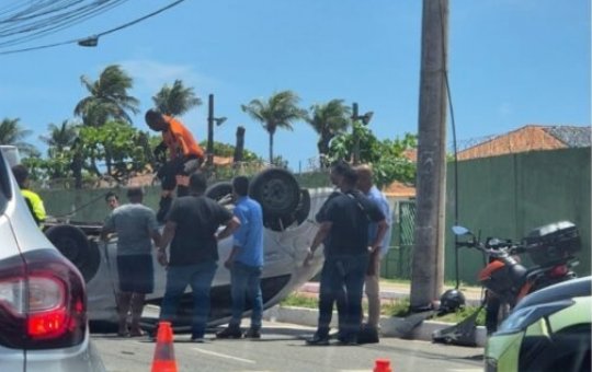 Veículos colidem e um deles capota na Av. Orando Gomes em Salvador