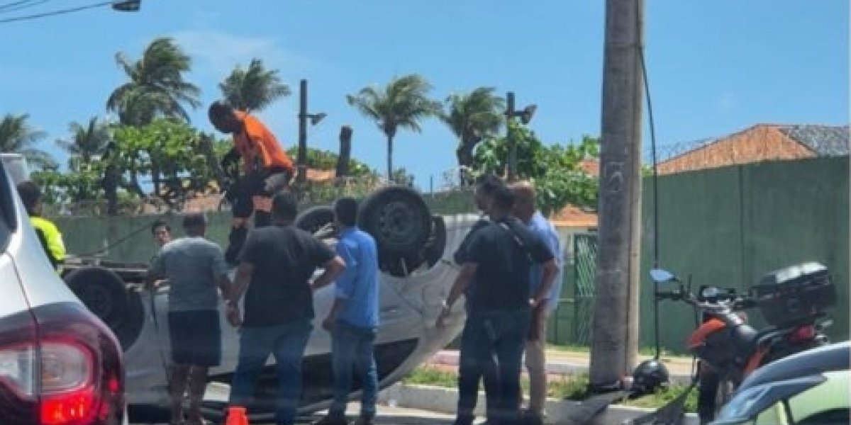 Veículos colidem e um deles capota na Av. Orando Gomes em Salvador