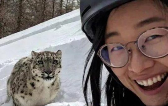 A mulher foi resgatada por pessoas no local.