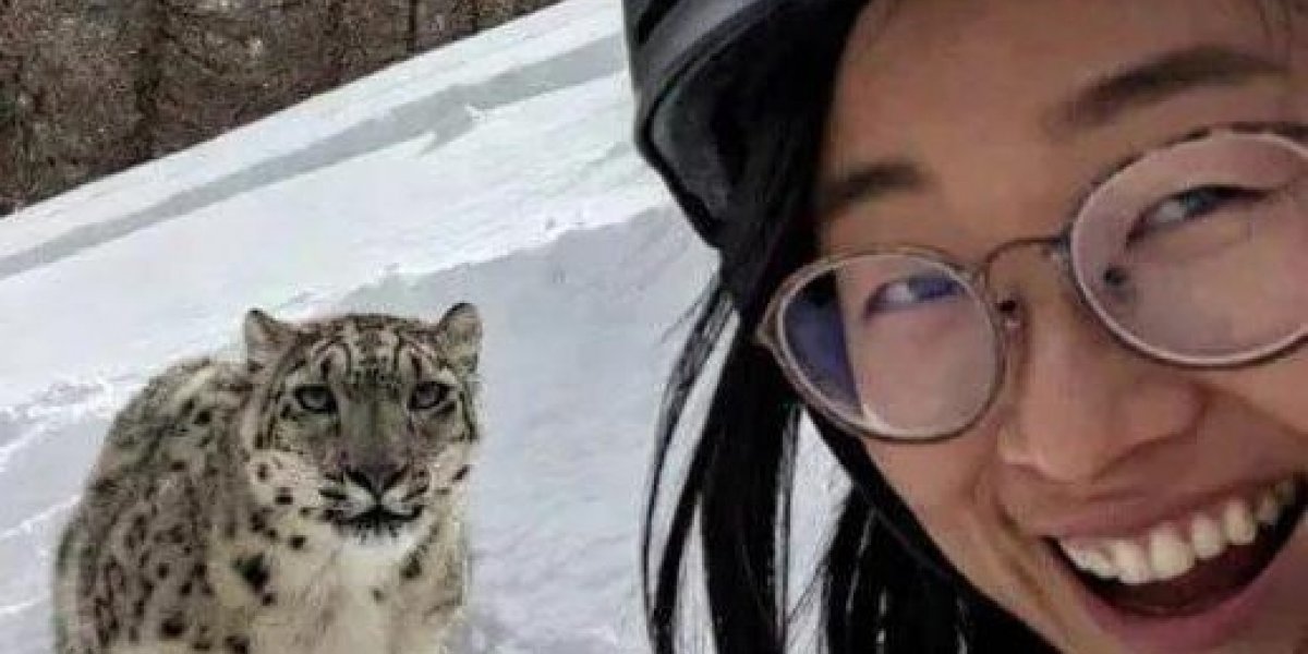 A mulher foi resgatada por pessoas no local.