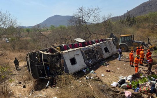 Ônibus que levava romeiros capota e deixa mais de 15 mortos
