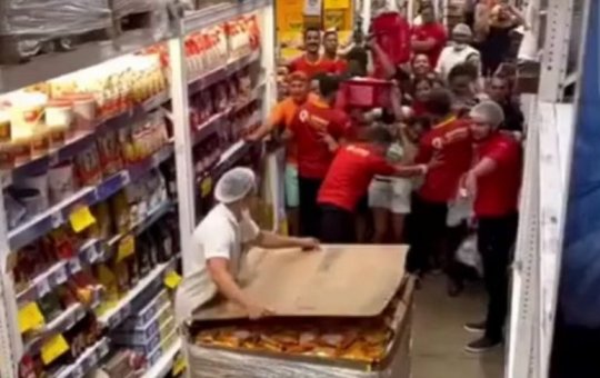 Promoção de macarrão instantâneo causa confusão em supermercado