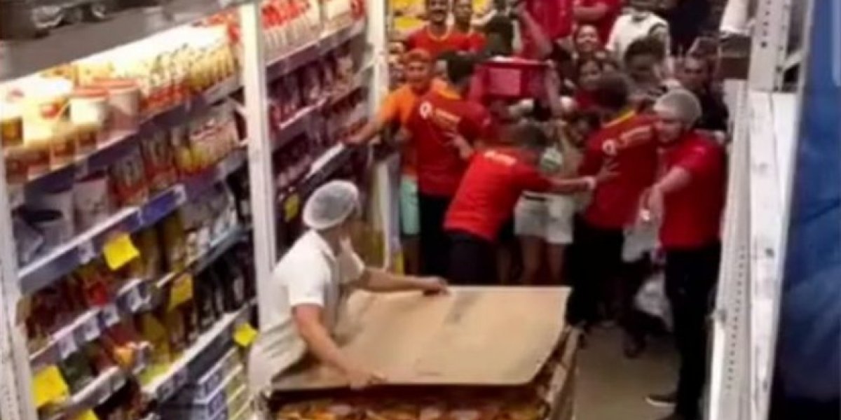 Promoção de macarrão instantâneo causa confusão em supermercado