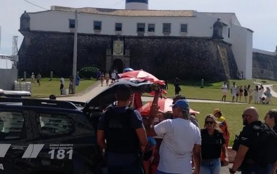 Dois falsos pintores corporais são presos após extorquirem e ameaçarem turistas no Farol da Barra