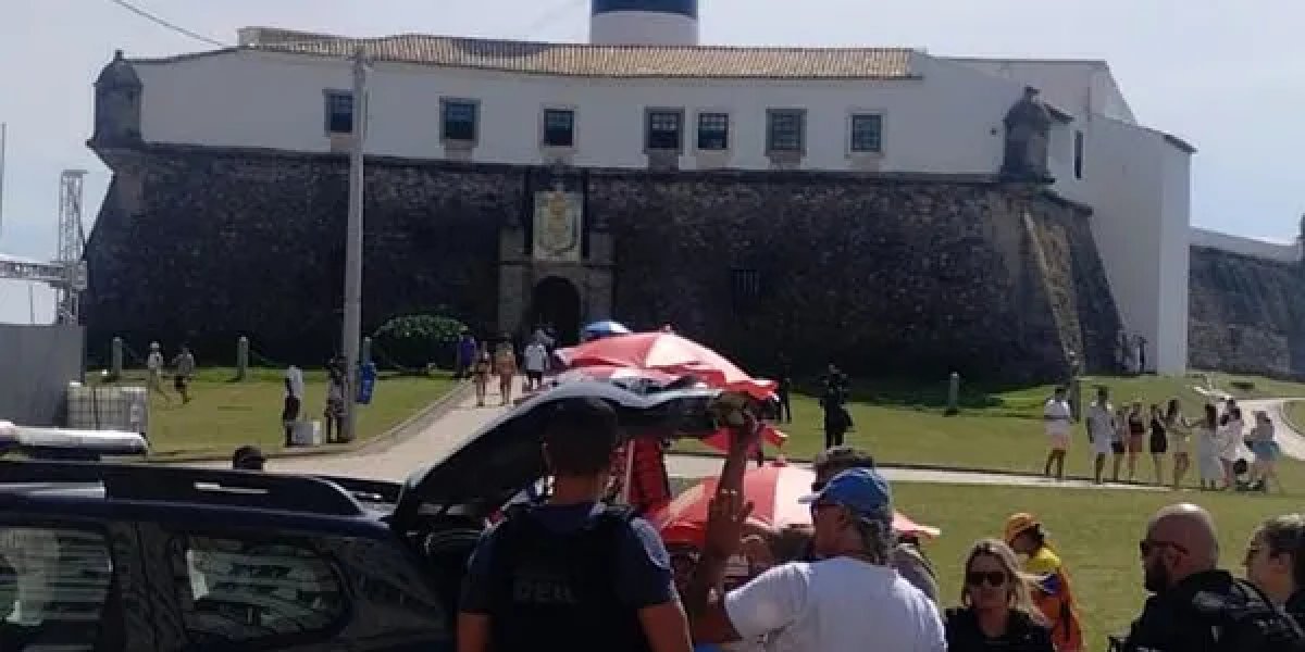 Dois falsos pintores corporais são presos após extorquirem e ameaçarem turistas no Farol da Barra