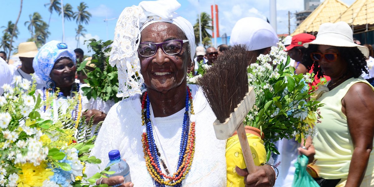  Fica estabelecida a operação especial dos Estacionamentos Rotativos em zonas definidas.