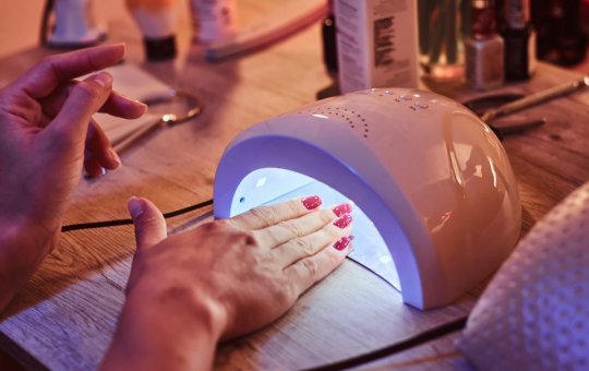 Conheça a nova moda: pintar as unhas com app de celular