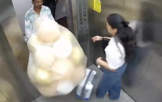 Balões de gás explodem dentro de elevador na Índia e deixam pessoas feridas