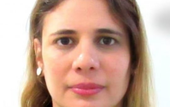 Vídeo mostra momento em que suspeito de esfaquear e matar professora em universidade sendo detido por outros alunos