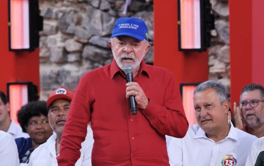 Lula é ovacionado por eleitores ao chegar no evento de aniversário do PT, em Salvador