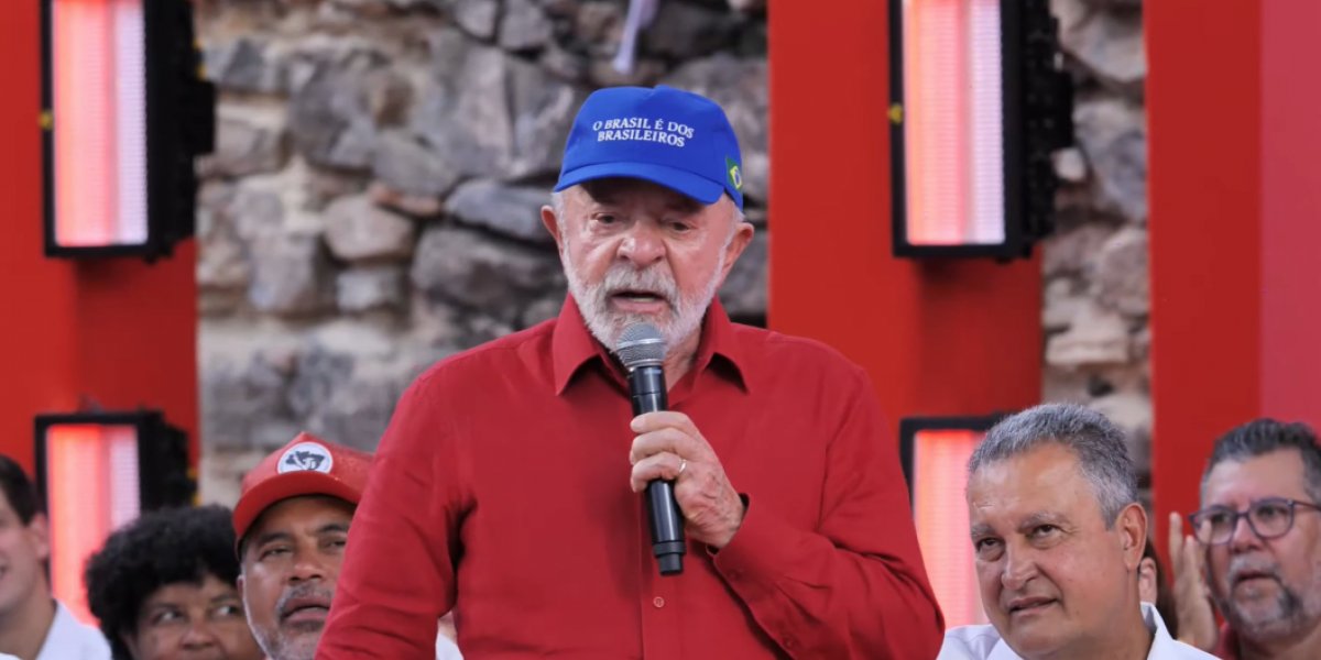 Lula é ovacionado por eleitores ao chegar no evento de aniversário do PT, em Salvador